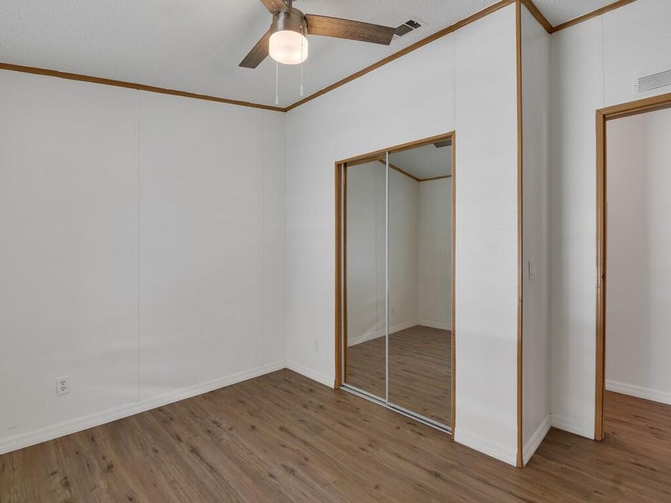 For Sale: $189,900 (2 beds, 2 baths, 1071 Square Feet)