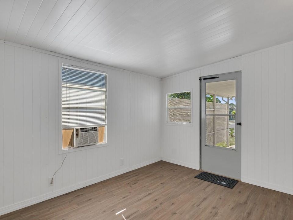 For Sale: $189,900 (2 beds, 2 baths, 1071 Square Feet)