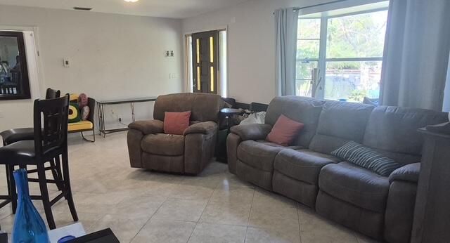 En Venta: $485,000 (4 camas, 2 baños, 1556 Pies cuadrados)