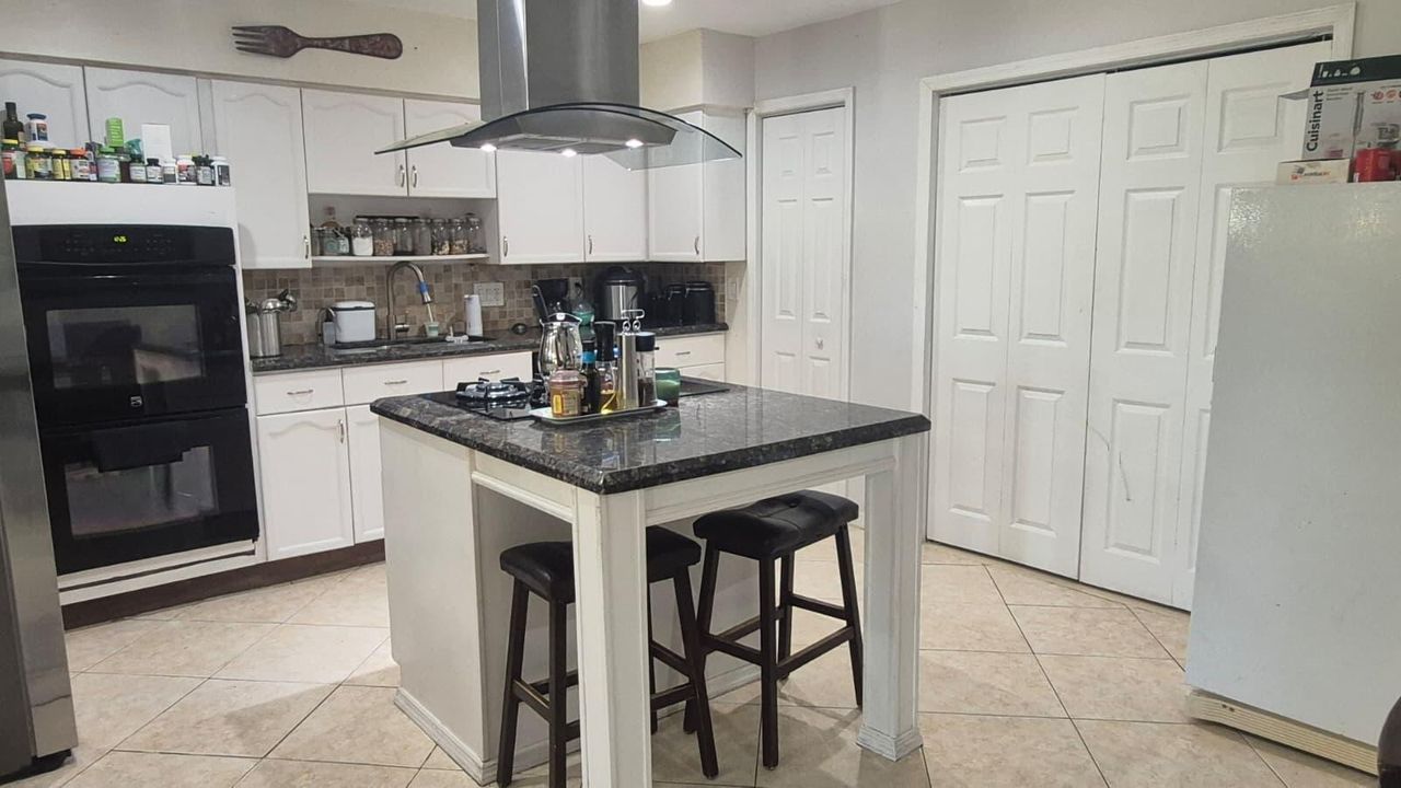 En Venta: $485,000 (4 camas, 2 baños, 1556 Pies cuadrados)