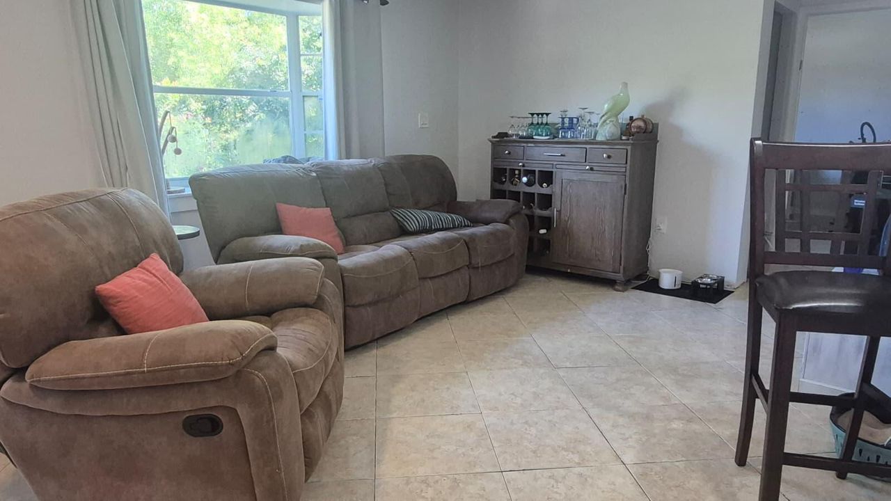 En Venta: $485,000 (4 camas, 2 baños, 1556 Pies cuadrados)