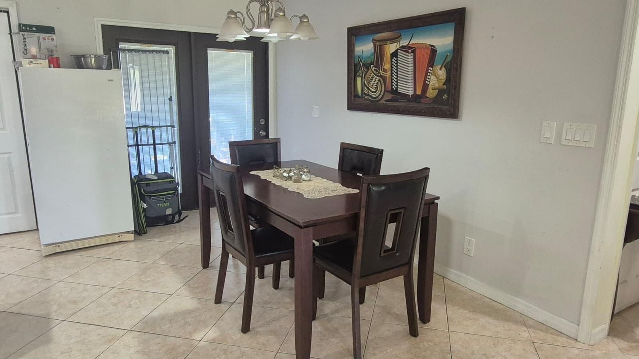 En Venta: $485,000 (4 camas, 2 baños, 1556 Pies cuadrados)