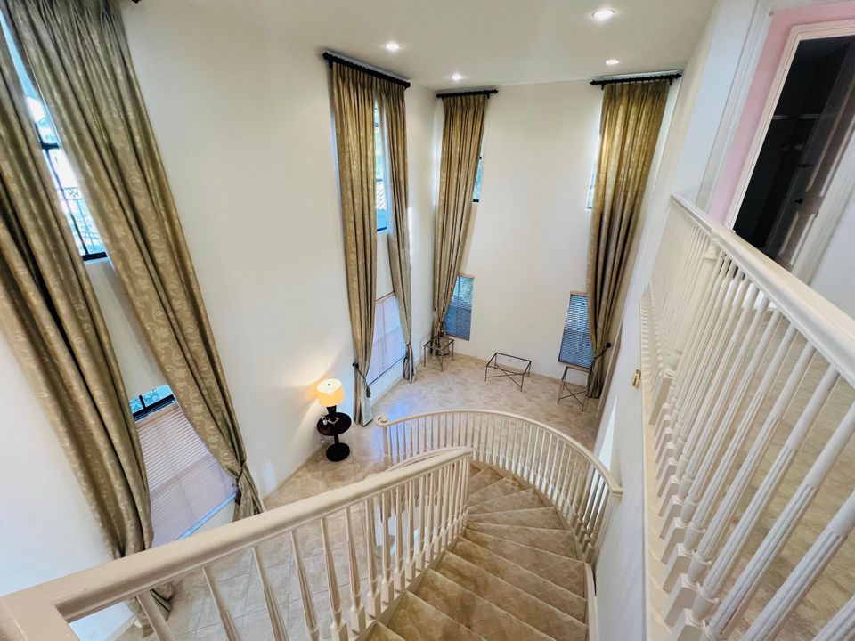 For Sale: $1,350,000 (5 beds, 5 baths, 4616 Square Feet)