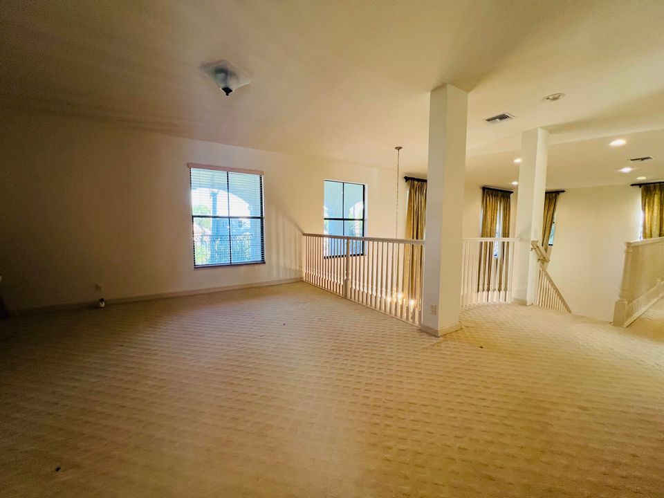 For Sale: $1,350,000 (5 beds, 5 baths, 4616 Square Feet)