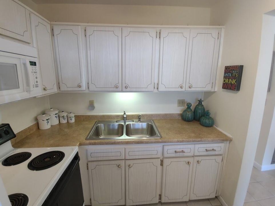 For Sale: $90,000 (1 beds, 1 baths, 612 Square Feet)