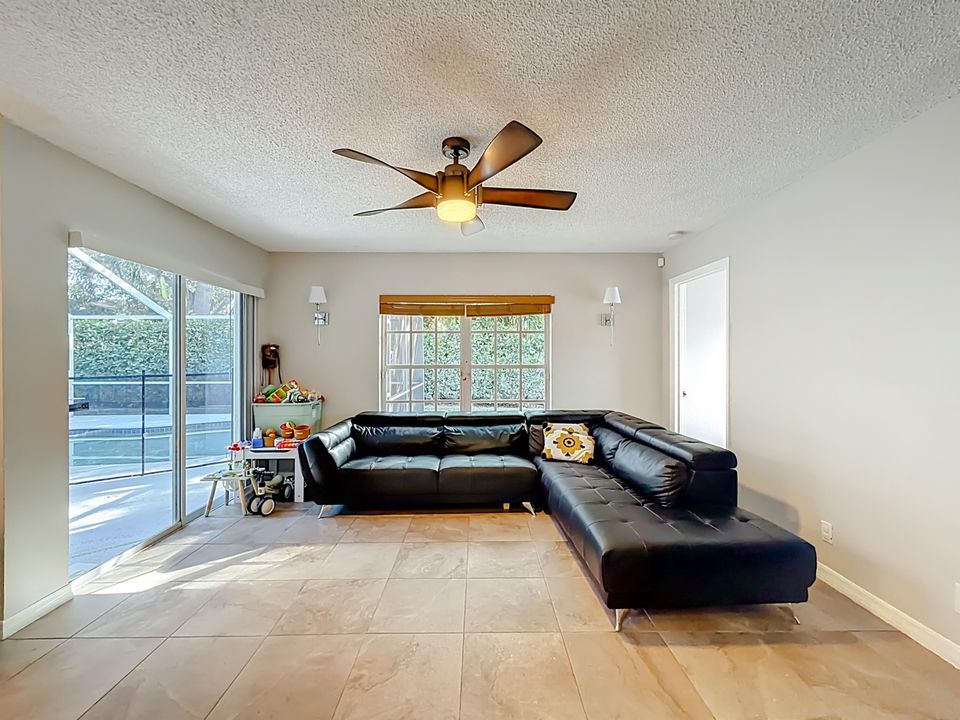 待售: $925,000 (4 贝兹, 2 浴室, 2217 平方英尺)