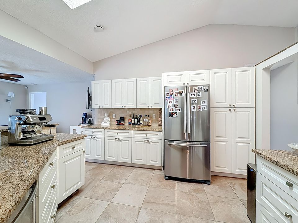 待售: $925,000 (4 贝兹, 2 浴室, 2217 平方英尺)