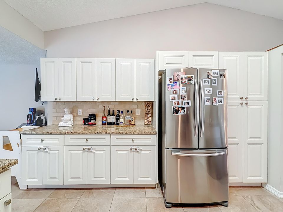 待售: $925,000 (4 贝兹, 2 浴室, 2217 平方英尺)