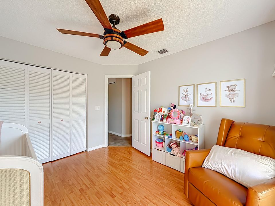 待售: $925,000 (4 贝兹, 2 浴室, 2217 平方英尺)