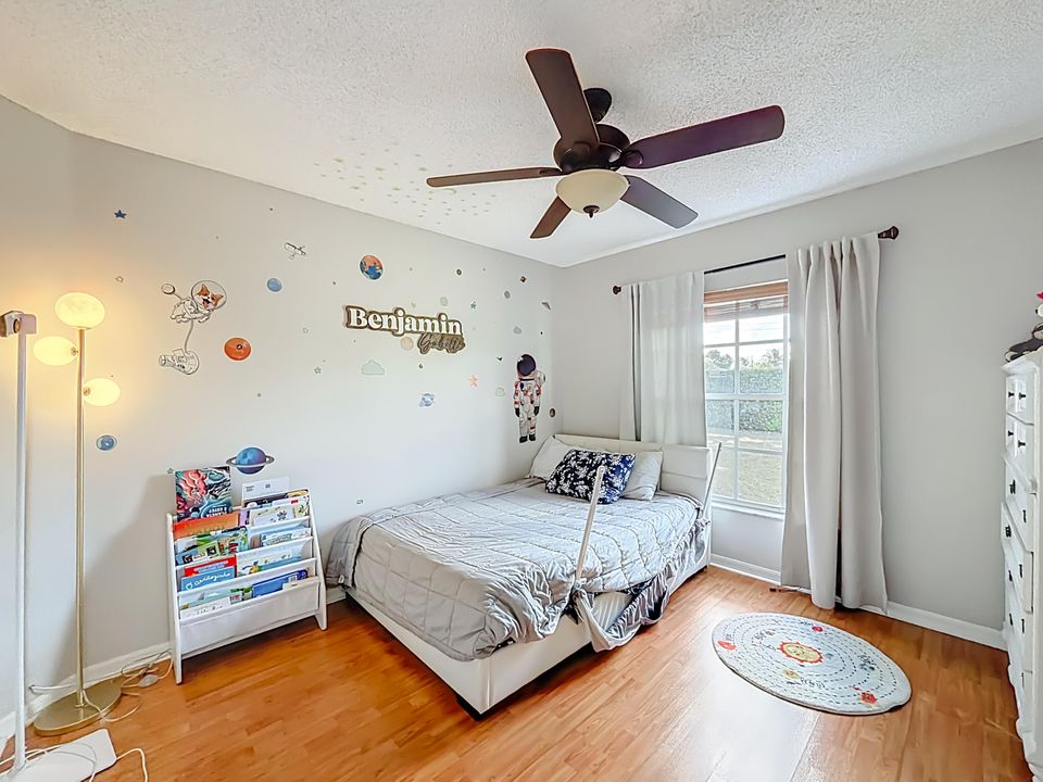 待售: $925,000 (4 贝兹, 2 浴室, 2217 平方英尺)