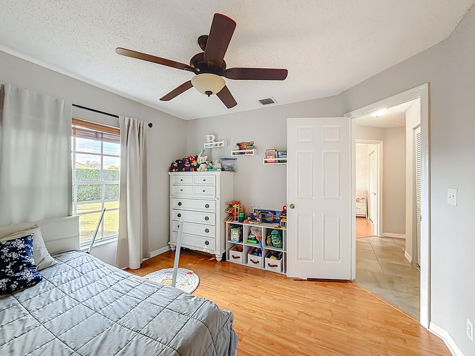 待售: $925,000 (4 贝兹, 2 浴室, 2217 平方英尺)