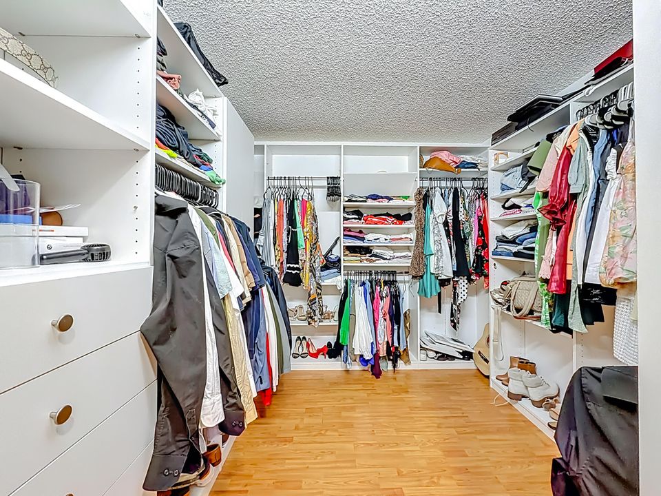 待售: $925,000 (4 贝兹, 2 浴室, 2217 平方英尺)