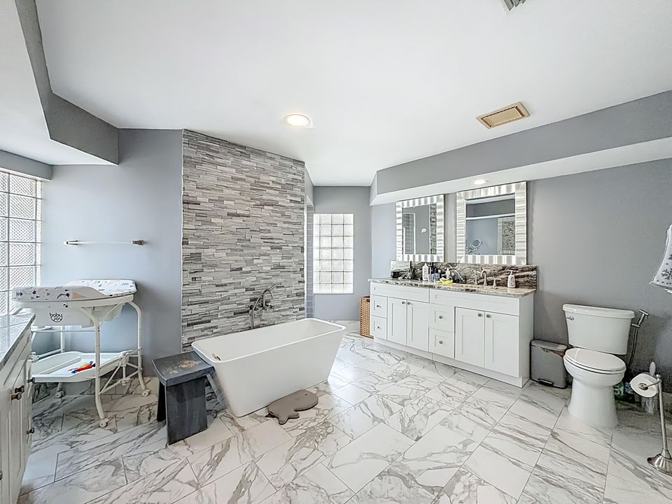 待售: $925,000 (4 贝兹, 2 浴室, 2217 平方英尺)