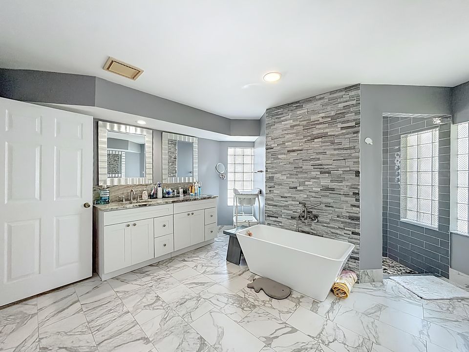 待售: $925,000 (4 贝兹, 2 浴室, 2217 平方英尺)