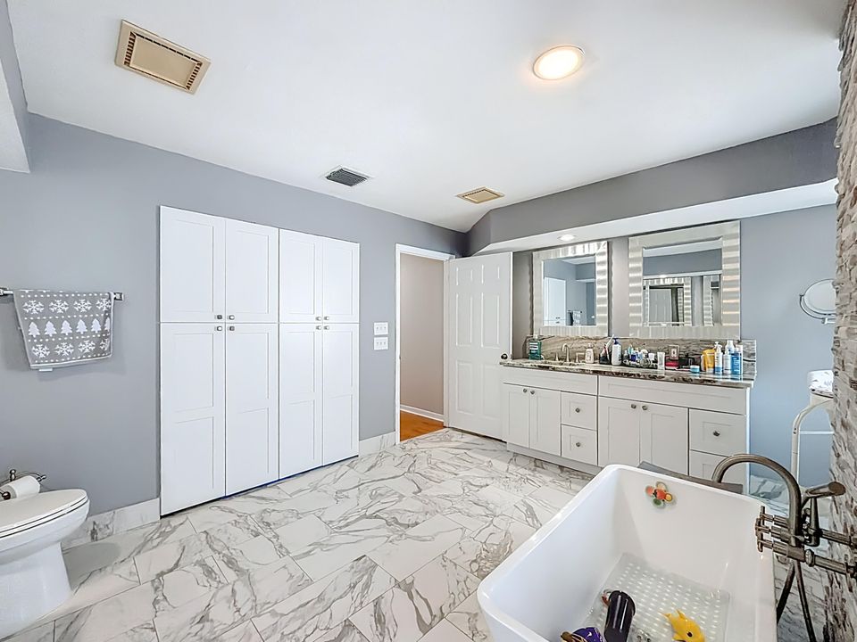 待售: $925,000 (4 贝兹, 2 浴室, 2217 平方英尺)