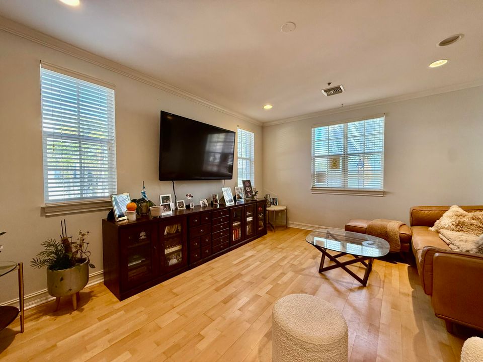 For Sale: $1,100,000 (3 beds, 3 baths, 2046 Square Feet)