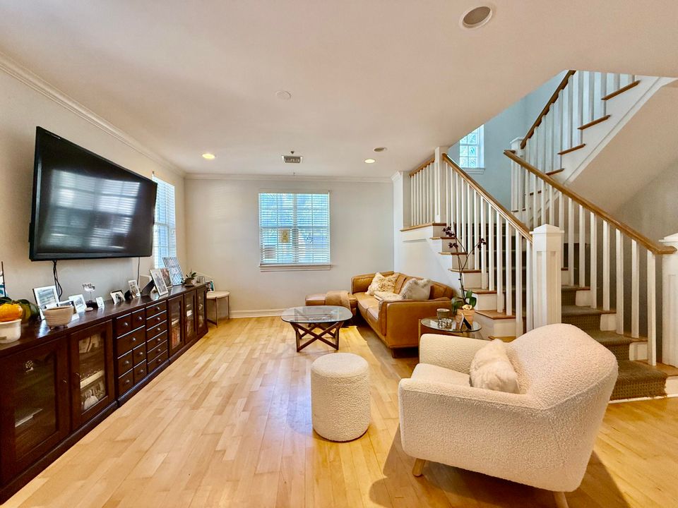 For Sale: $1,100,000 (3 beds, 3 baths, 2046 Square Feet)