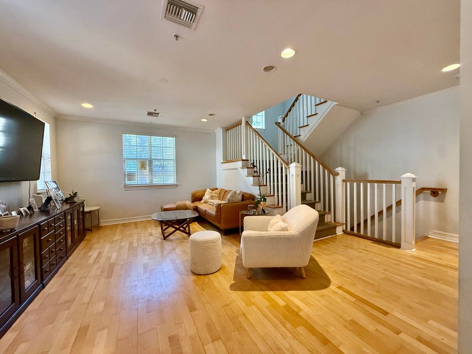 For Sale: $1,100,000 (3 beds, 3 baths, 2046 Square Feet)