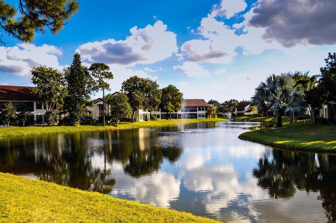 На продажу: $238,000 (2 спален, 2 ванн, 1133 Квадратных фут)