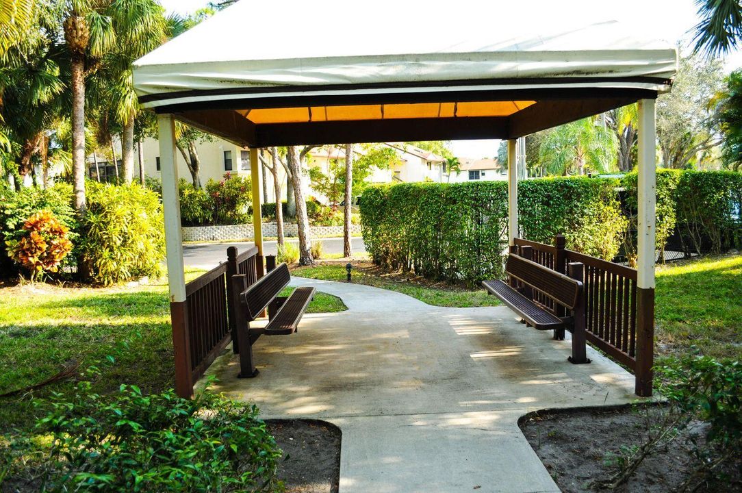 На продажу: $238,000 (2 спален, 2 ванн, 1133 Квадратных фут)