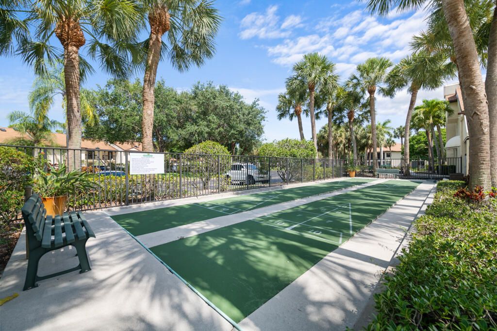 На продажу: $238,000 (2 спален, 2 ванн, 1133 Квадратных фут)