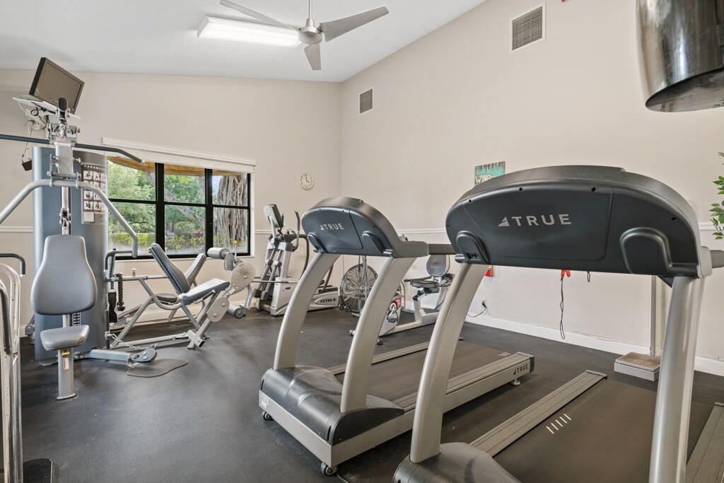 На продажу: $238,000 (2 спален, 2 ванн, 1133 Квадратных фут)