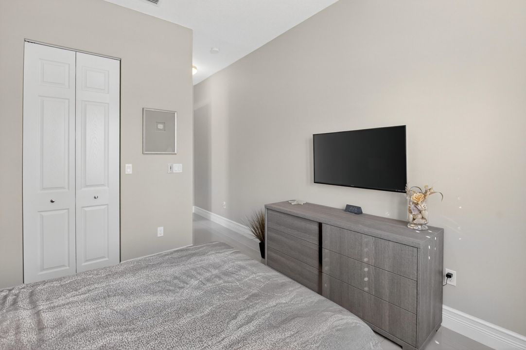 Под контрактом: $989,900 (2 спален, 2 ванн, 2160 Квадратных фут)