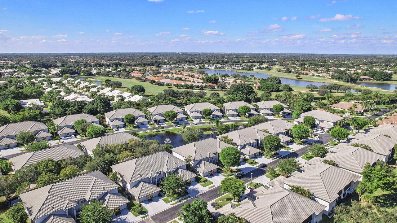 For Sale: $329,000 (2 beds, 2 baths, 1401 Square Feet)