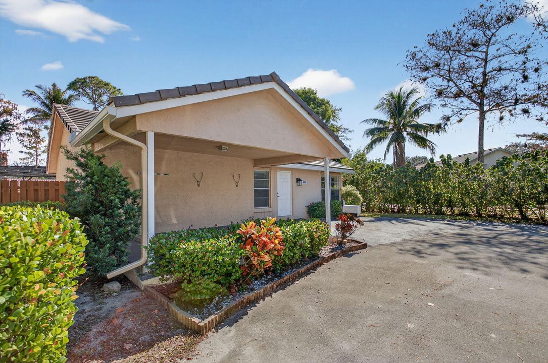 合同活跃: $399,000 (3 贝兹, 2 浴室, 1030 平方英尺)