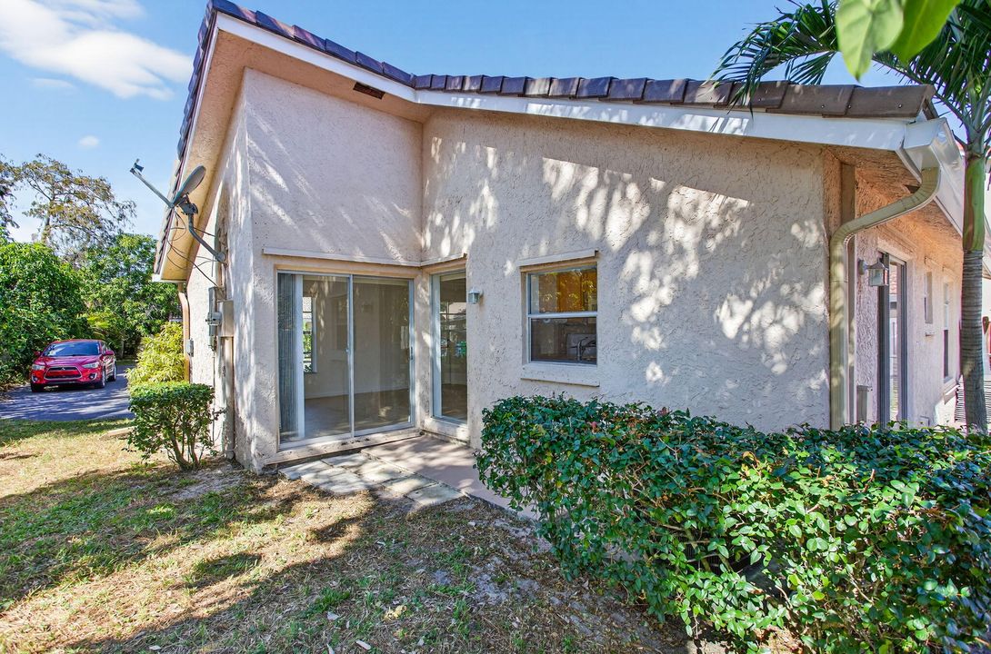 合同活跃: $399,000 (3 贝兹, 2 浴室, 1030 平方英尺)