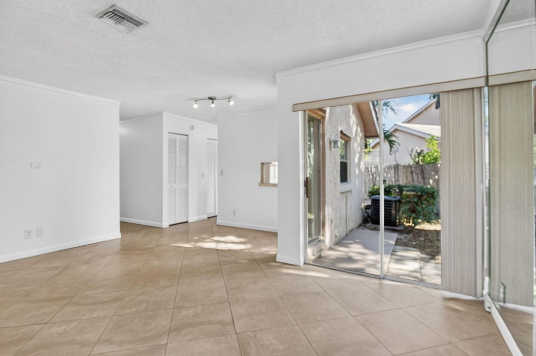 合同活跃: $399,000 (3 贝兹, 2 浴室, 1030 平方英尺)