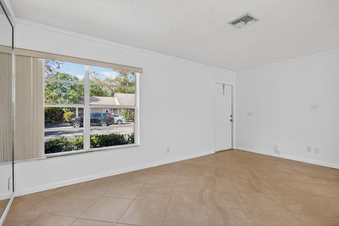 合同活跃: $399,000 (3 贝兹, 2 浴室, 1030 平方英尺)