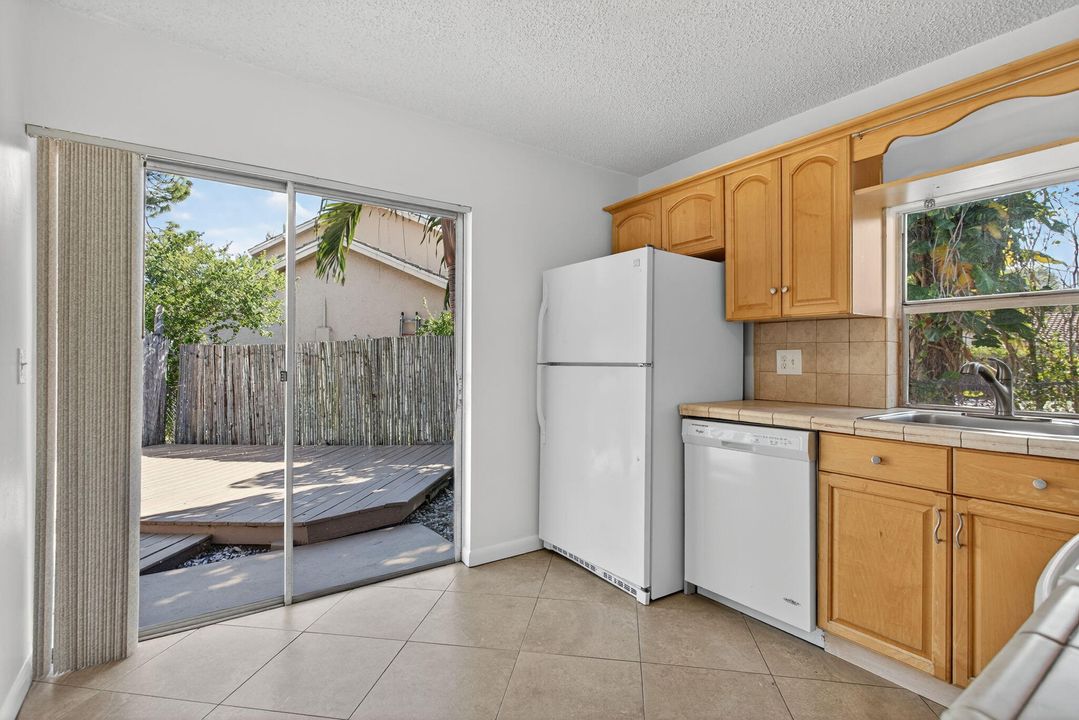 合同活跃: $399,000 (3 贝兹, 2 浴室, 1030 平方英尺)