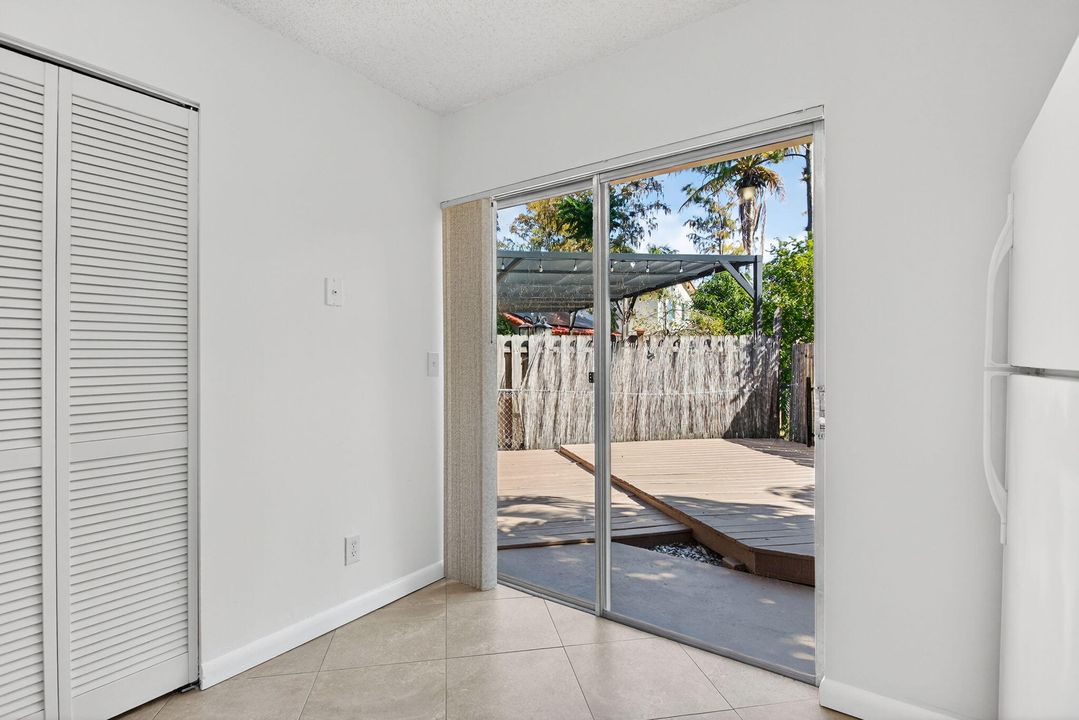 合同活跃: $399,000 (3 贝兹, 2 浴室, 1030 平方英尺)