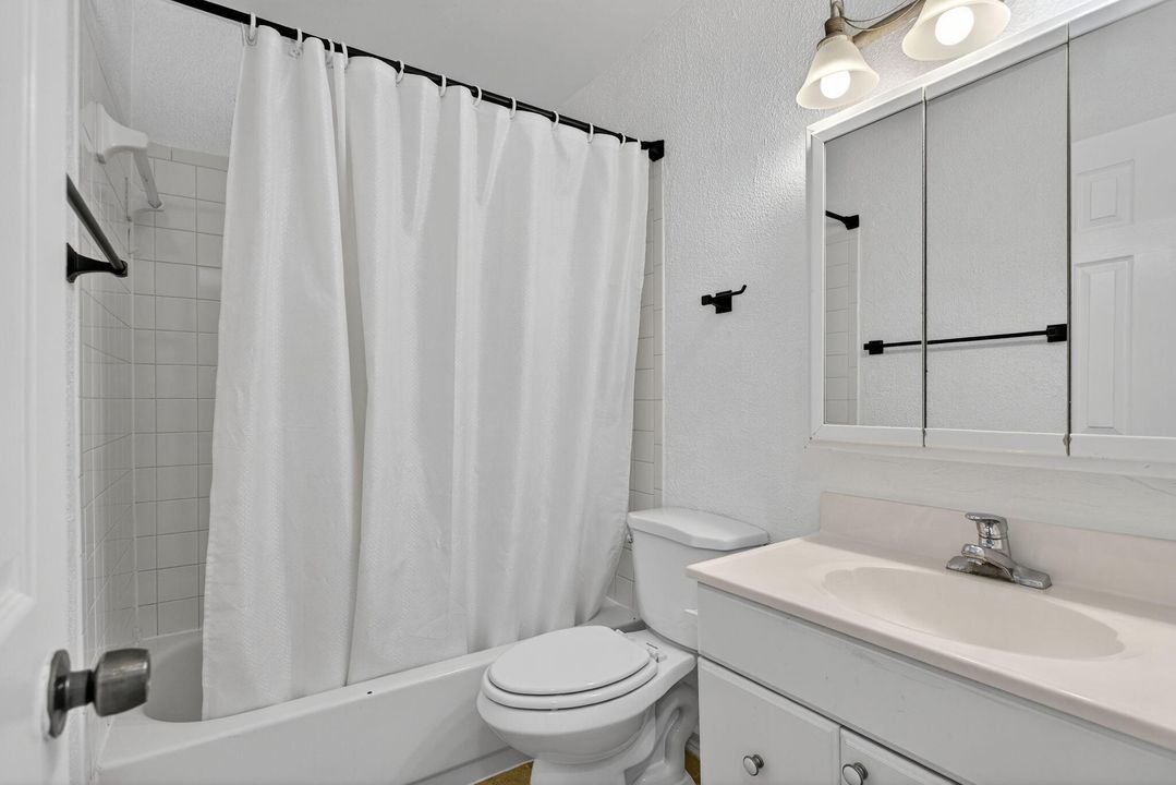 合同活跃: $399,000 (3 贝兹, 2 浴室, 1030 平方英尺)