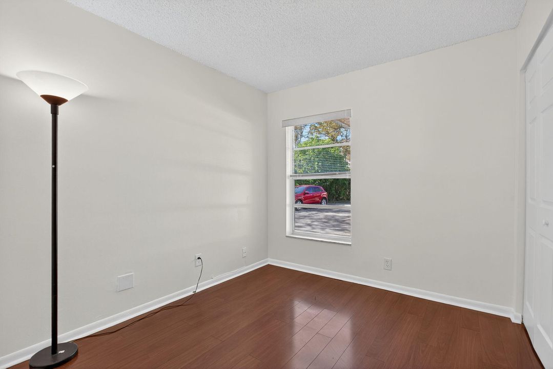 合同活跃: $399,000 (3 贝兹, 2 浴室, 1030 平方英尺)