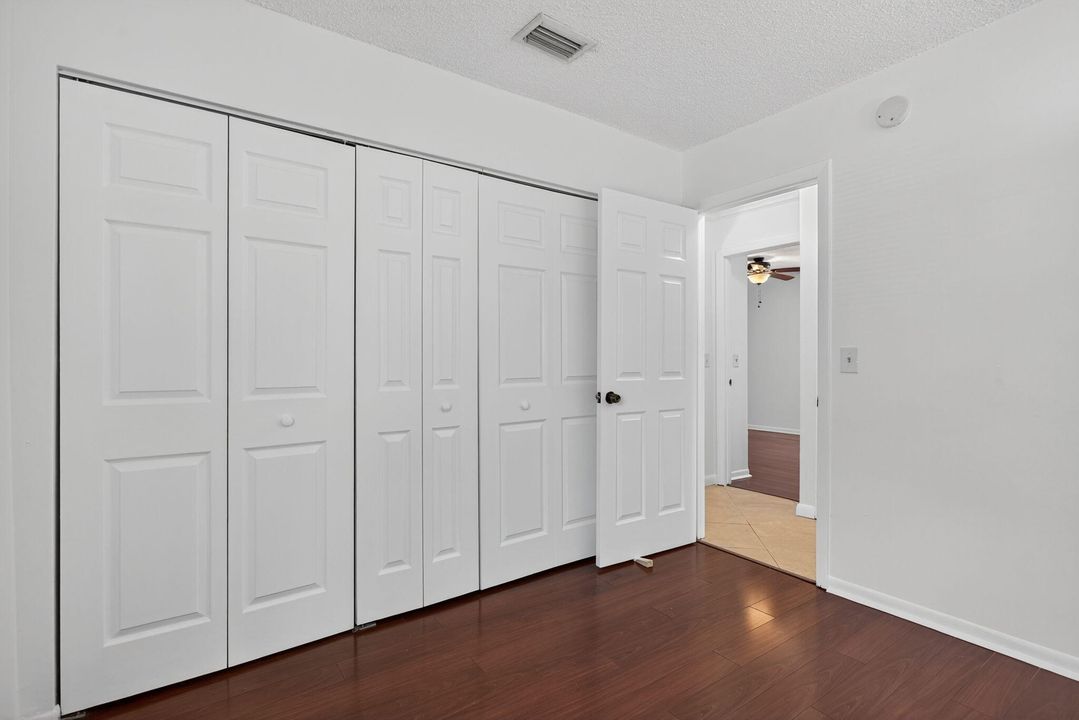 合同活跃: $399,000 (3 贝兹, 2 浴室, 1030 平方英尺)