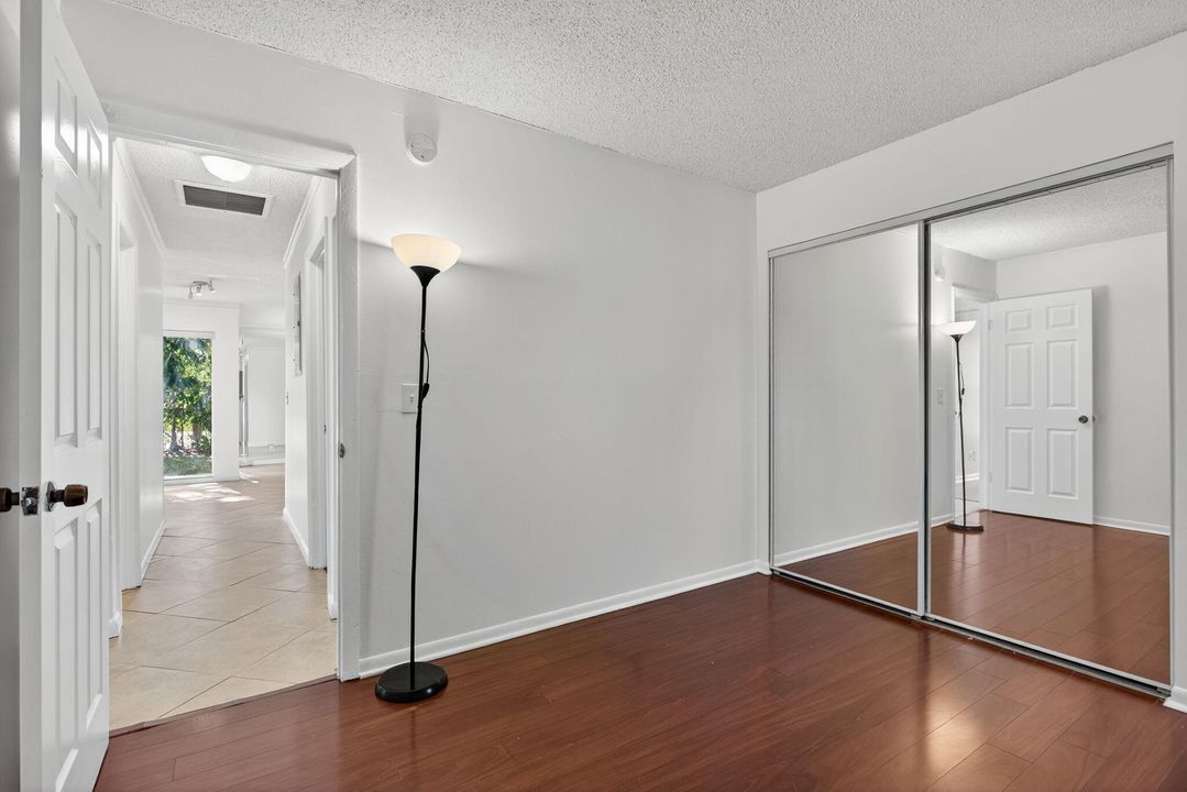 合同活跃: $399,000 (3 贝兹, 2 浴室, 1030 平方英尺)