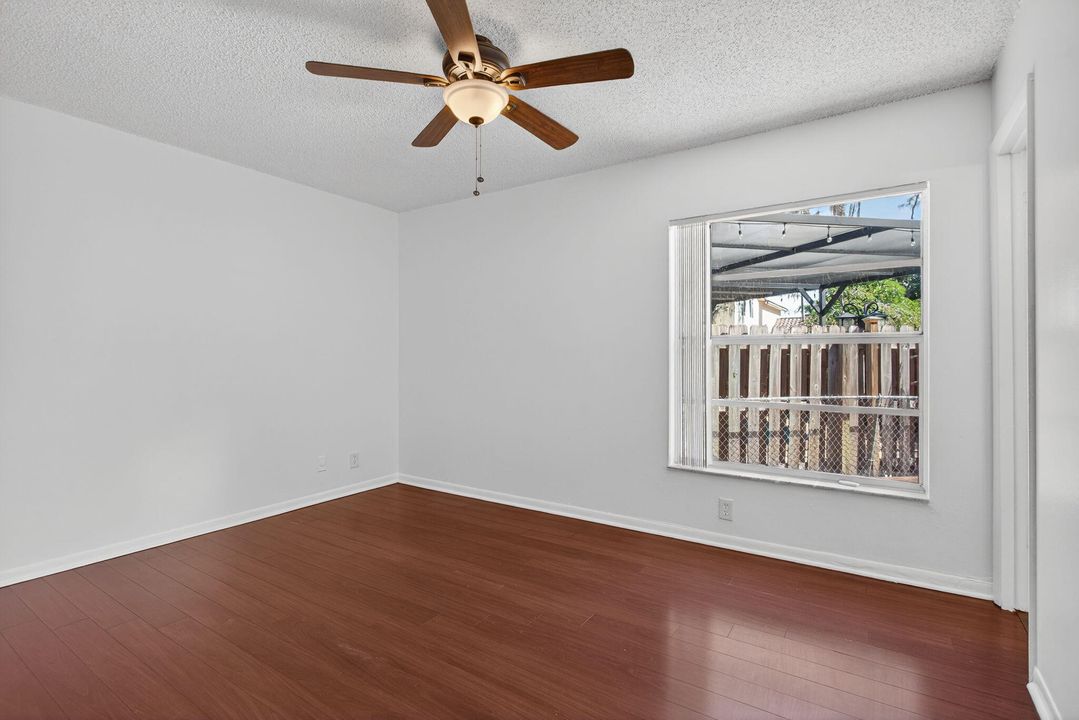 合同活跃: $399,000 (3 贝兹, 2 浴室, 1030 平方英尺)