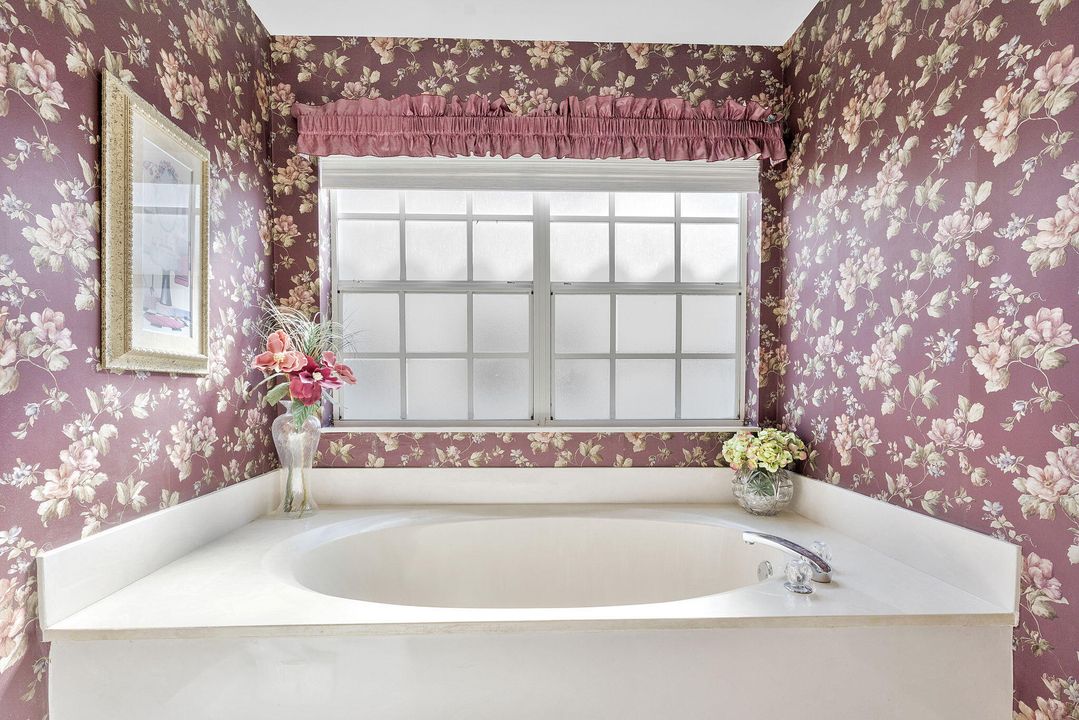 For Sale: $329,000 (2 beds, 2 baths, 1401 Square Feet)