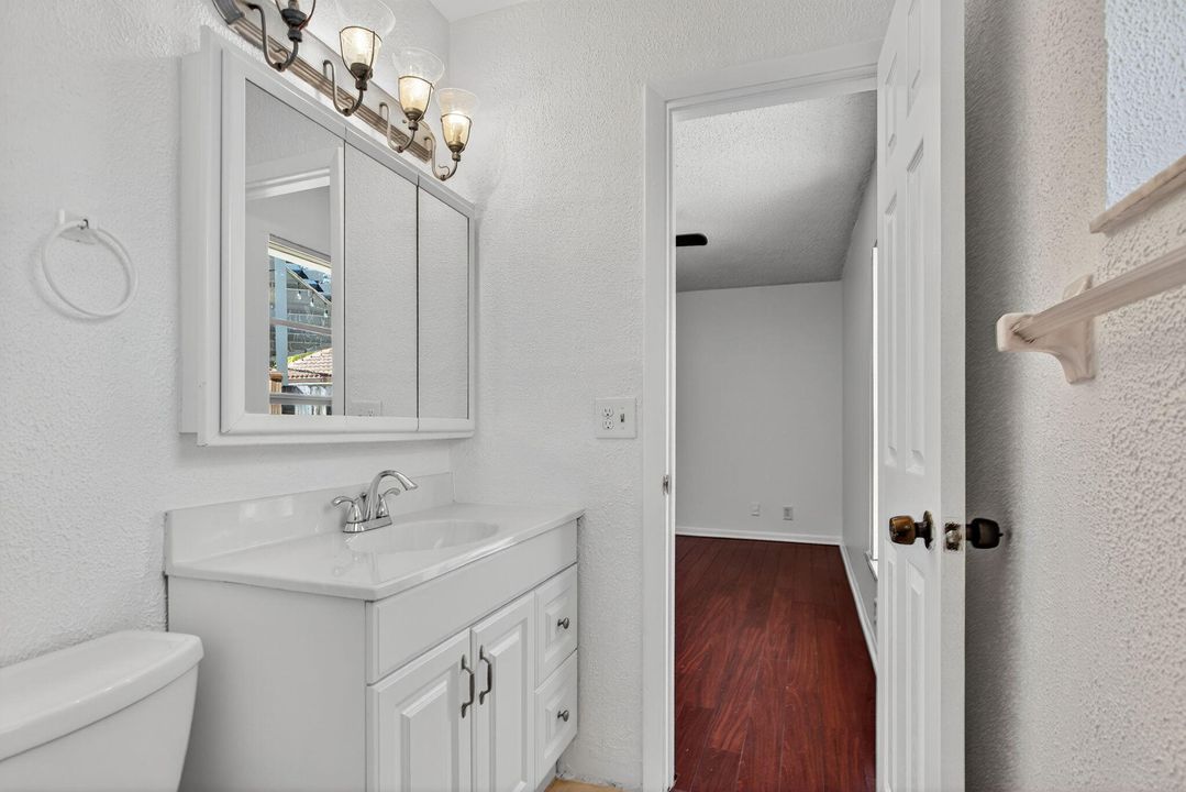 合同活跃: $399,000 (3 贝兹, 2 浴室, 1030 平方英尺)