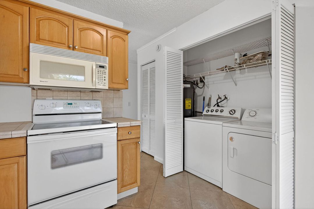 合同活跃: $399,000 (3 贝兹, 2 浴室, 1030 平方英尺)