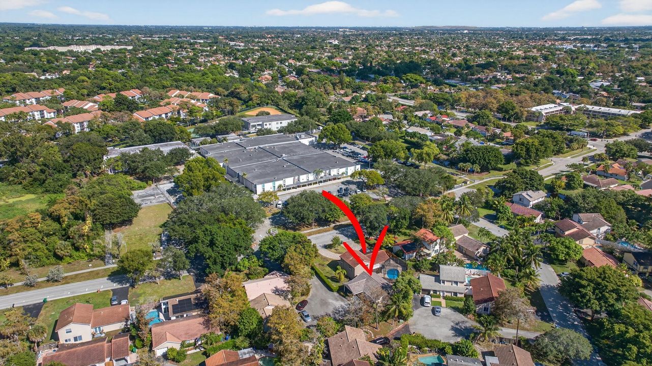 合同活跃: $399,000 (3 贝兹, 2 浴室, 1030 平方英尺)