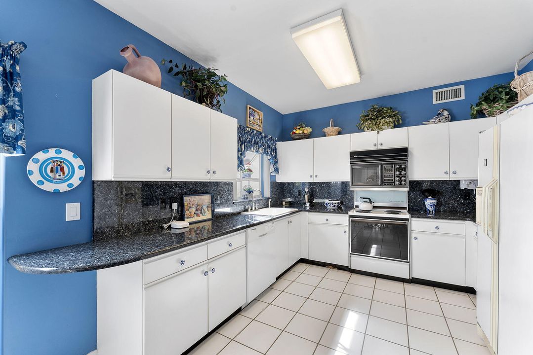 For Sale: $329,000 (2 beds, 2 baths, 1401 Square Feet)