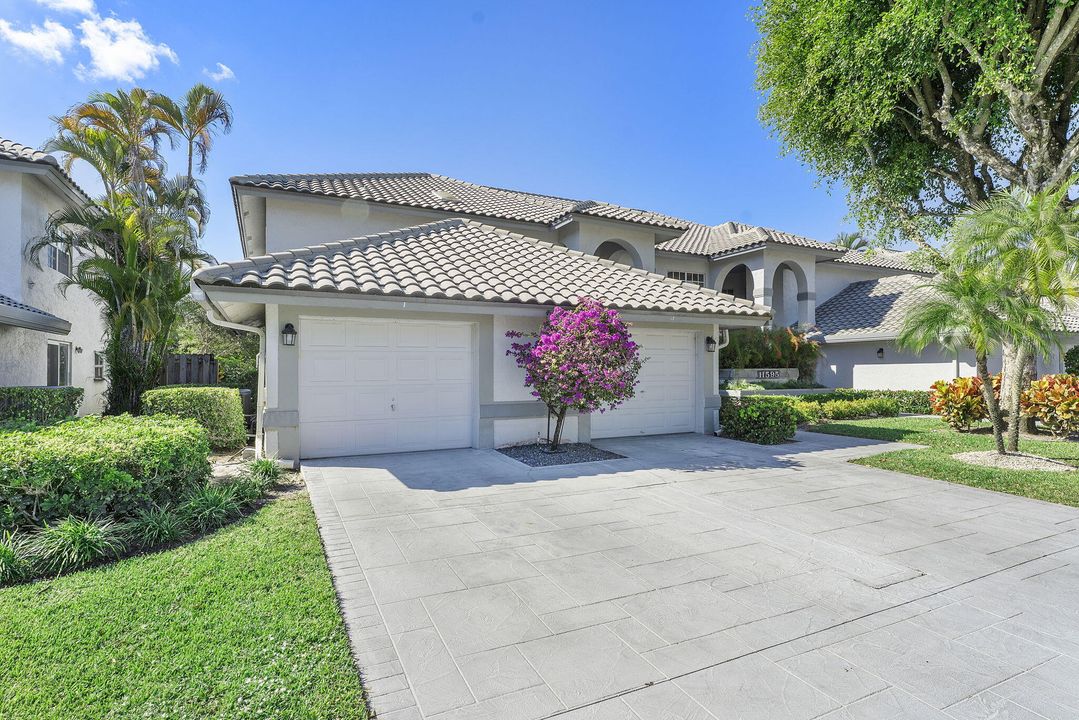 For Sale: $329,000 (2 beds, 2 baths, 1401 Square Feet)