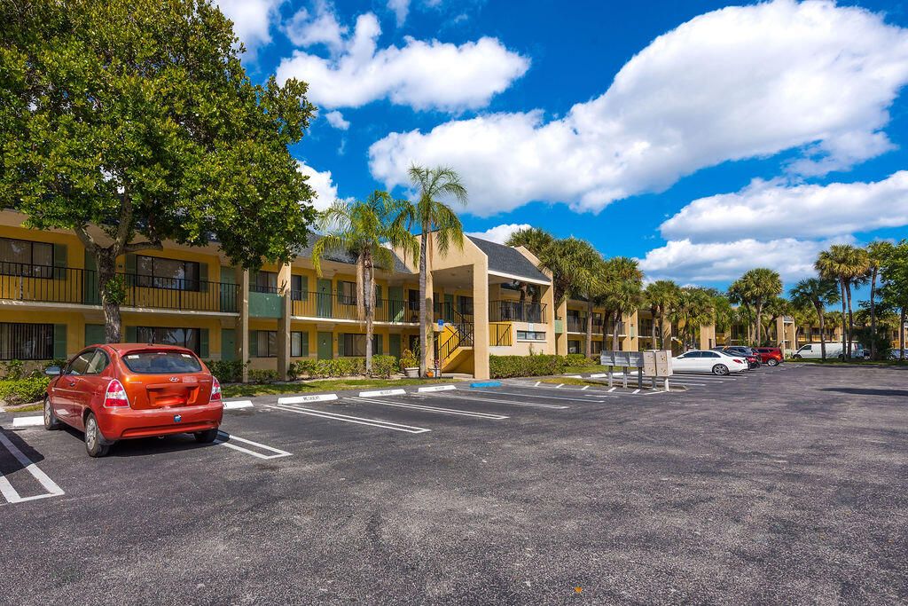 For Sale: $133,000 (1 beds, 1 baths, 704 Square Feet)