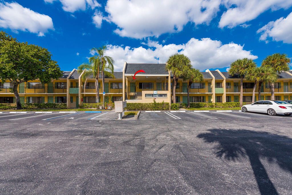 For Sale: $133,000 (1 beds, 1 baths, 704 Square Feet)