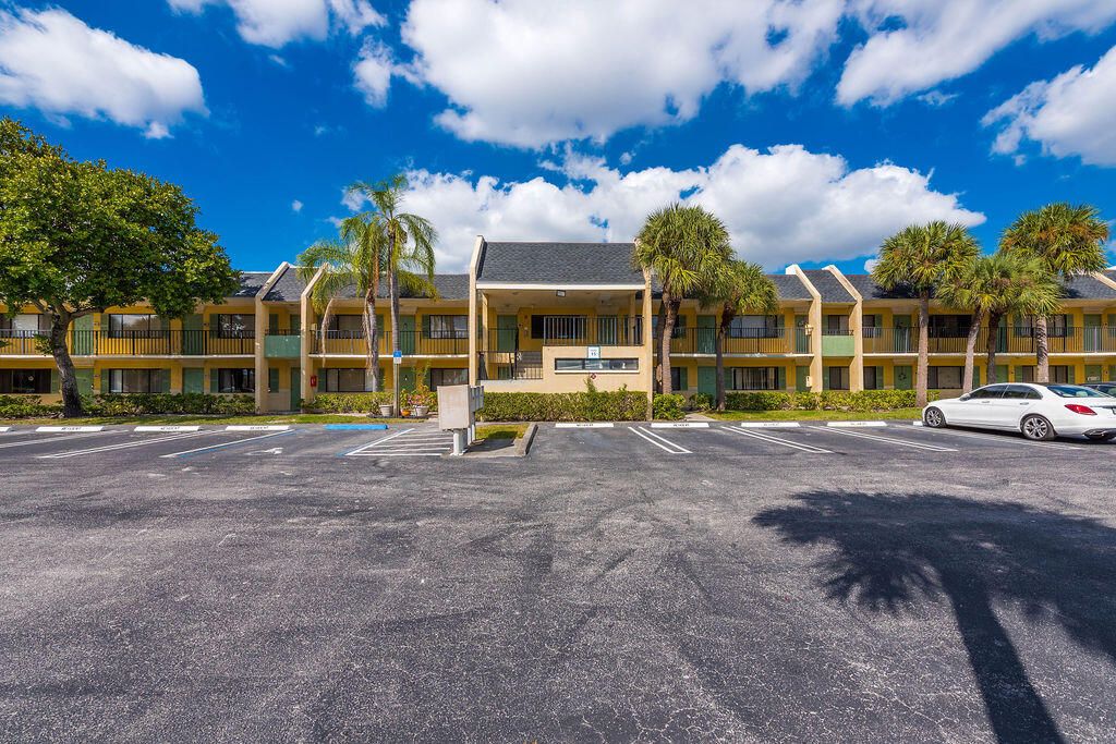 For Sale: $133,000 (1 beds, 1 baths, 704 Square Feet)