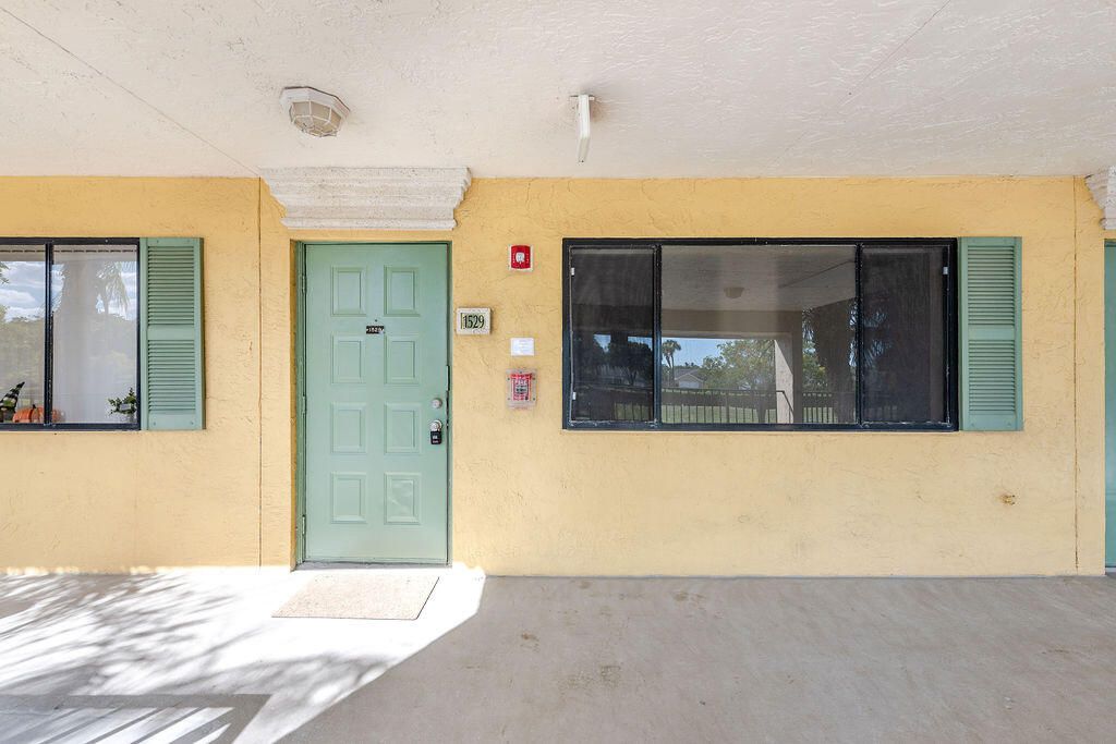 For Sale: $133,000 (1 beds, 1 baths, 704 Square Feet)