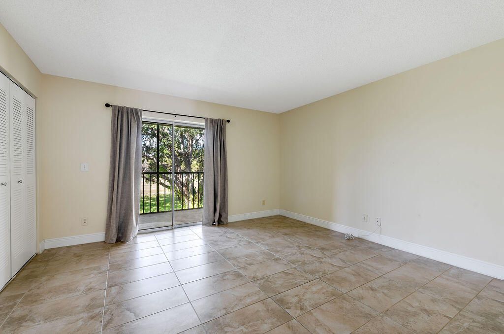 For Sale: $133,000 (1 beds, 1 baths, 704 Square Feet)